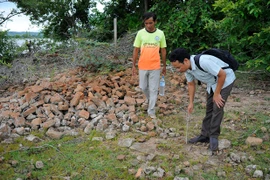 Thăm lại tháp cổ Bang Keng