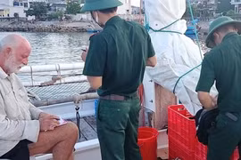 Ông lão người Mỹ kể về 3 tuần trôi dạt trên biển từ Philippines sang Việt Nam