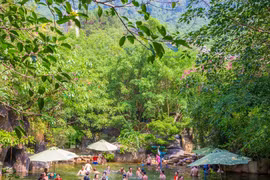 Miền Trung: Giỗ Tổ Hùng Vương, du khách tham quan, vui chơi các điểm du lịch gần