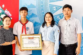 Tặng giấy khen cho nam sinh lớp 8 cứu nữ sinh lớp 11 bị đuối nước