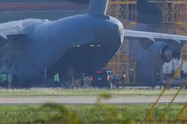 Máy bay vận tải C-17 chở xe đặc chủng phục vụ Tổng thống Mỹ đến Hà Nội