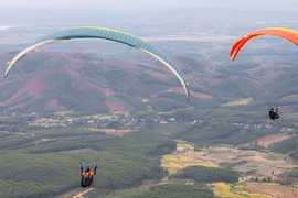 Hơn 100 phi công tham gia giải dù lượn Kon Tum mở rộng