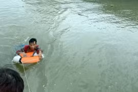 Cứu hộ thành công nam thanh niên bị nước cuốn trôi từ Long An về TP.HCM 