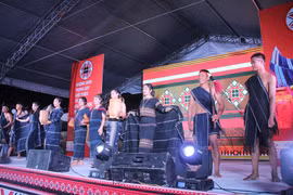 Trình diễn trang phục truyền thống dân tộc