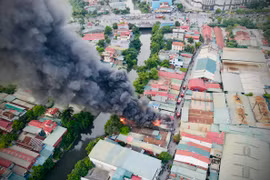 8 xe ô tô cháy rụi trong trung tâm chăm sóc xe hơi ở Hà Nội