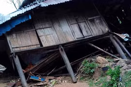 7 người chết, thiệt hại nặng do mưa lũ, sạt lở đất