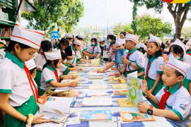 Chư Prông đưa sách về cơ sở và trường học