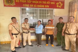 CSGT Đắk Nông nhặt được tiền vàng trả lại cho người dân đánh rơi trên đường