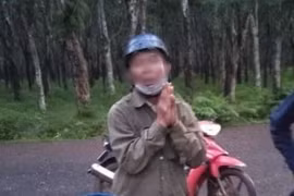 Bị bắt quả tang trộm sầu riêng, người đàn ông chắp tay xin lỗi