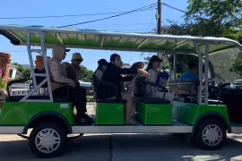 Du khách thích thú trải nghiệm dịch vụ xe điện ở Tuy Hòa 