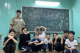 Lớp học tình thương của anh bảo vệ dân phố