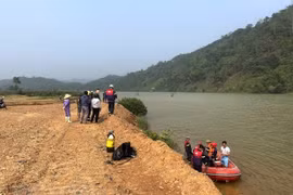 Lật thuyền trên sông Lô: Tìm thấy 1 nạn nhân, 2 người còn mất tích 