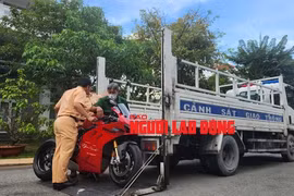 Người mẫu Ngọc Trinh 'làm xiếc' trên đường: Lập biên bản xử phạt 4 lỗi, tạm giữ 2 mô tô