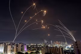 Mỹ điều tàu sân bay, gửi đạn dược cho Israel