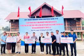 Gần 3 tỷ đồng hỗ trợ huyện Đak Pơ chăm lo cho học sinh, hộ nghèo