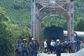 Tàu khách SE6 bị trật bánh khỏi đường ray khi qua địa phận thị trấn Lăng Cô