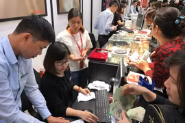 Giá vàng thế giới tăng mạnh, thương hiệu SJC trong nước vẫn 'bất động'