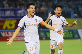 Tiến Linh tỏa sáng, HLV Huỳnh Đức cùng Bình Dương vào tốp 3, Khánh Hòa vẫn chìm sâu