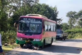 Tông vào xe buýt, 2 cha con đi xe máy tử vong