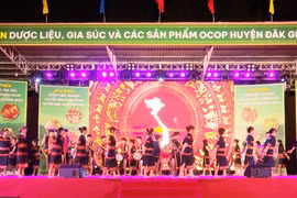 Đăk Glei: Biểu diễn cồng chiêng, trang phục truyền thống các dân tộc thiểu số