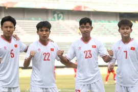 Quang Dũng có siêu phẩm thứ 3, U19 Việt Nam thắng an ủi trước Lào