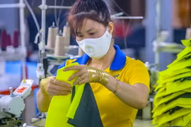 Tăng lương tối thiểu vùng: Cần nhưng phải tính kỹ