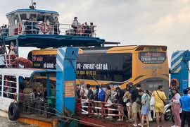 Gần 4.000 khách du lịch mắc kẹt trên đảo Cát Bà do bão số 2