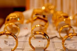 Giá vàng nhẫn tiếp đà giảm, SJC neo cao