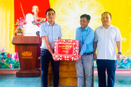 Phó Bí thư Tỉnh ủy Rah Lan Chung dự sinh hoạt chi bộ Bôn Sar