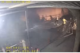 Khoảnh khắc thót tim nhân viên gác chắn cứu người lao vào tàu đang chạy 80 km/giờ