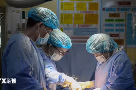 Cắt khối u nang buồng trứng nặng hơn 10 kg trong bụng bệnh nhân 19 tuổi