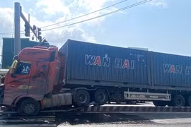 Đà Nẵng: Xe đầu kéo leo lên dải phân cách sau tiếng nổ lớn, nhiều người hốt hoảng