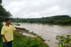 Ðêm mưa không còn nghe đất lở