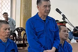 Giúp bà 'trùm' buôn lậu Mười Tường, 3 cựu cán bộ công an lãnh án