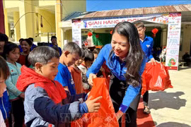 Mang Tết đến với học sinh vùng dân tộc thiểu số