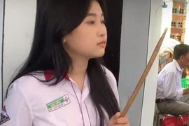 Cô bé mặc đồ học sinh chơi trống ở đám cưới khiến dân mạng phát sốt