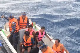Tàu Hải quân cứu kịp thời 5 ngư dân Bình Định gặp nạn