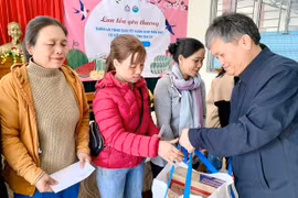 Những món quà ấm áp dành cho cô đỡ thôn bản 