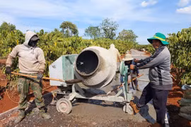Người dân Groi Wêt chung tay làm đường giao thông 