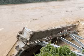 Cận cảnh hiện trường vụ sập cầu Phong Châu, nước sông Hồng chảy xiết