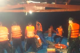 Tàu cá bị sóng lớn đánh chìm, 15 thuyền viên ôm phao lưới chờ cứu hộ