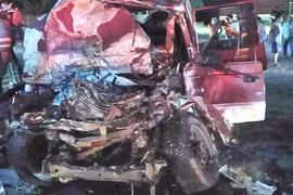 Đối đầu xe khách, ô tô 7 chỗ biến dạng, tài xế chết tại chỗ