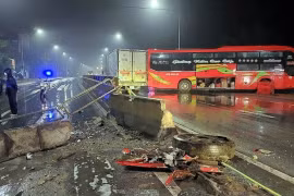 Quảng Bình: Hơn 20 hành khách hoảng loạn khi xe khách đâm vào dải phân cách