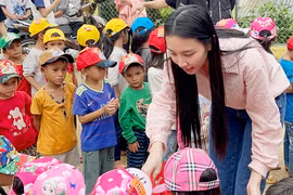 Hoa hậu Thùy Tiên mang điện lên hai điểm trường tại Quảng Nam