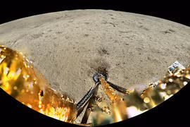 Ở mặt tối Mặt Trăng, tàu Hằng Nga 6 từng 'đụng độ' bất ngờ