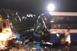 Ba xe khách, xe tải tông liên hoàn trong đêm, nhiều người bị thương