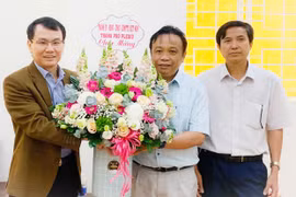 Lãnh đạo Pleiku, Ayun Pa thăm, chúc mừng Ngày Thầy thuốc Việt Nam 27-2 