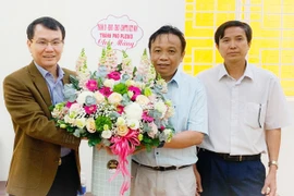 Lãnh đạo Pleiku, Ayun Pa thăm, chúc mừng Ngày Thầy thuốc Việt Nam 27-2 