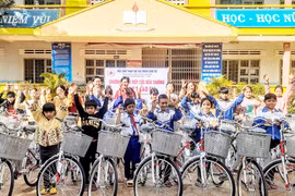 Tặng 30 xe đạp cho học sinh có hoàn cảnh khó khăn của huyện Chư Sê