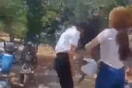 Nữ sinh lớp 7 ở Khánh Hòa bị nhóm bạn học lột quần áo, đánh đập